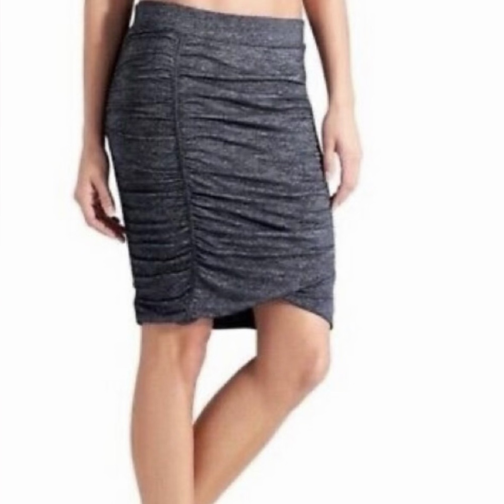 Athleta size large black & gray pull on shirred skirt very flattering